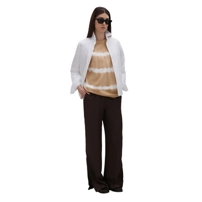 Pantaloni Donna in saglia di viscosa Marrone scuro modella frontale