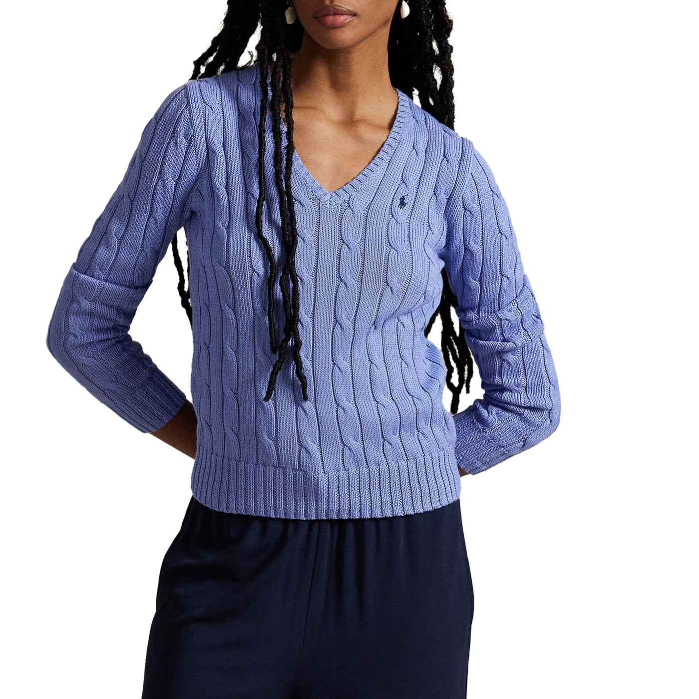 Maglia Donna a trecce con scollo a V Celeste modella frontale