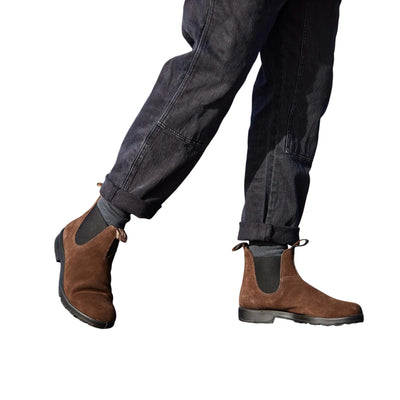 Stivaletti Unisex Original 2410 scamosciati Marrone su modello