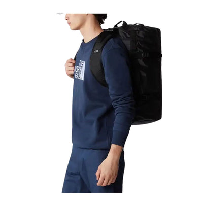 Borsone Uomo Camp Duffel S 50 Litri Nero indossato a zaino da modello