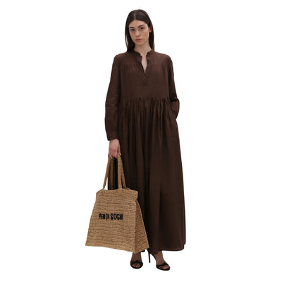 Abito lungo da donna in mussola di cotone marrone modella frontale