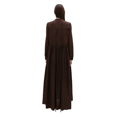 Abito lungo da donna in mussola di cotone marrone modella retro
