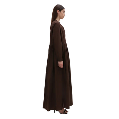 Abito lungo da donna in mussola di cotone marrone modella laterale