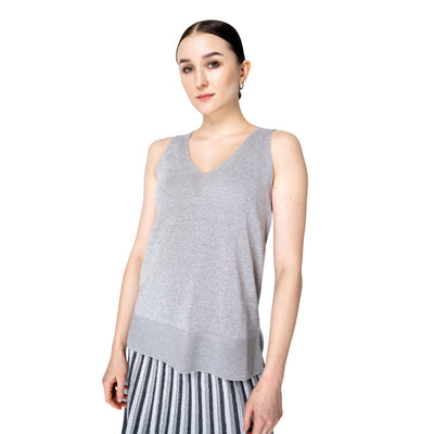 Top Donna in maglia lurex color argento modella frontale
