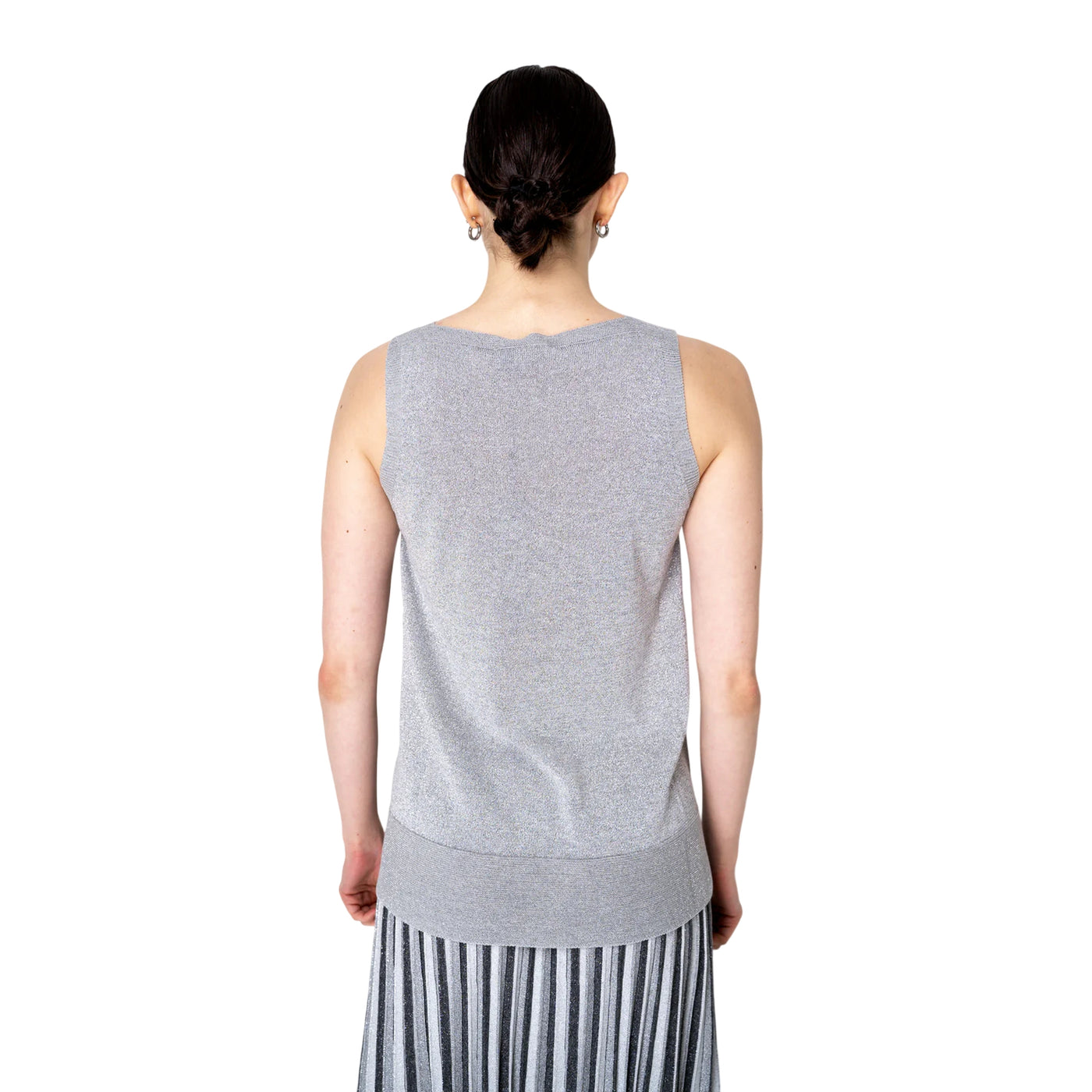 Top Donna in maglia lurex color argento modella retro