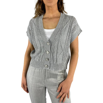 Cardigan da Donna smanicato motivo intrecciato modella frontale ravvicinata