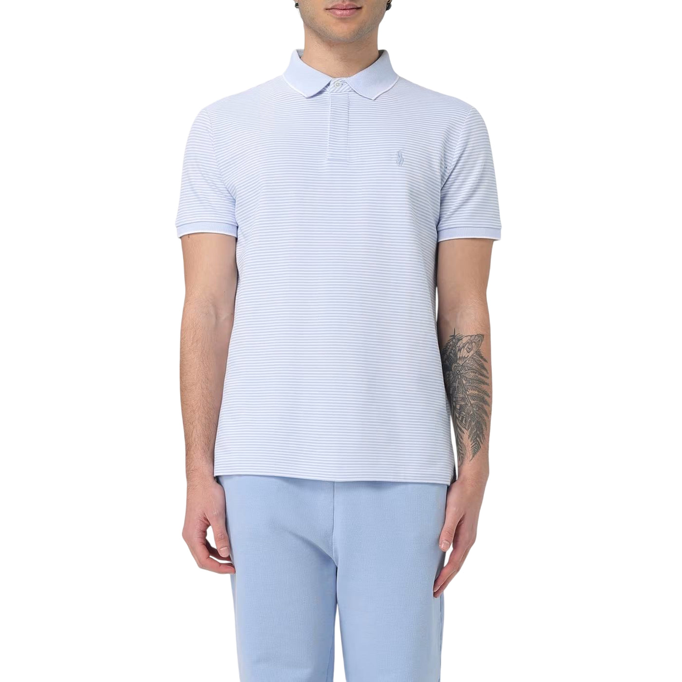 Acquista subito la Polo Uomo, in puro cotone a maniche corte, con colletto classico e tre bottoni, fondo con orlo dritto e logo ricamato a contrasto, firmata Ralph Lauren su Old England: vieni a scoprire tutta la collezione sul nostro sito. 