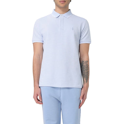 Acquista subito la Polo Uomo, in puro cotone a maniche corte, con colletto classico e tre bottoni, fondo con orlo dritto e logo ricamato a contrasto, firmata Ralph Lauren su Old England: vieni a scoprire tutta la collezione sul nostro sito. 
