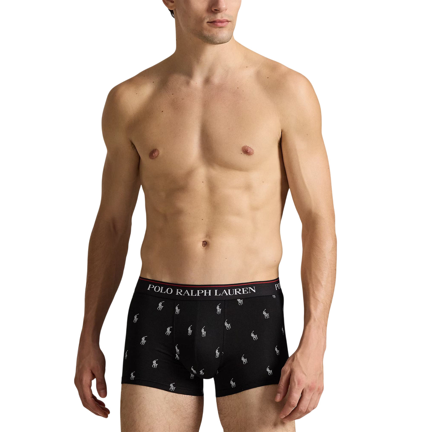 modello con boxer con pony all over