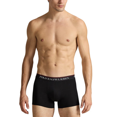 modello con boxer in tinta unita nera