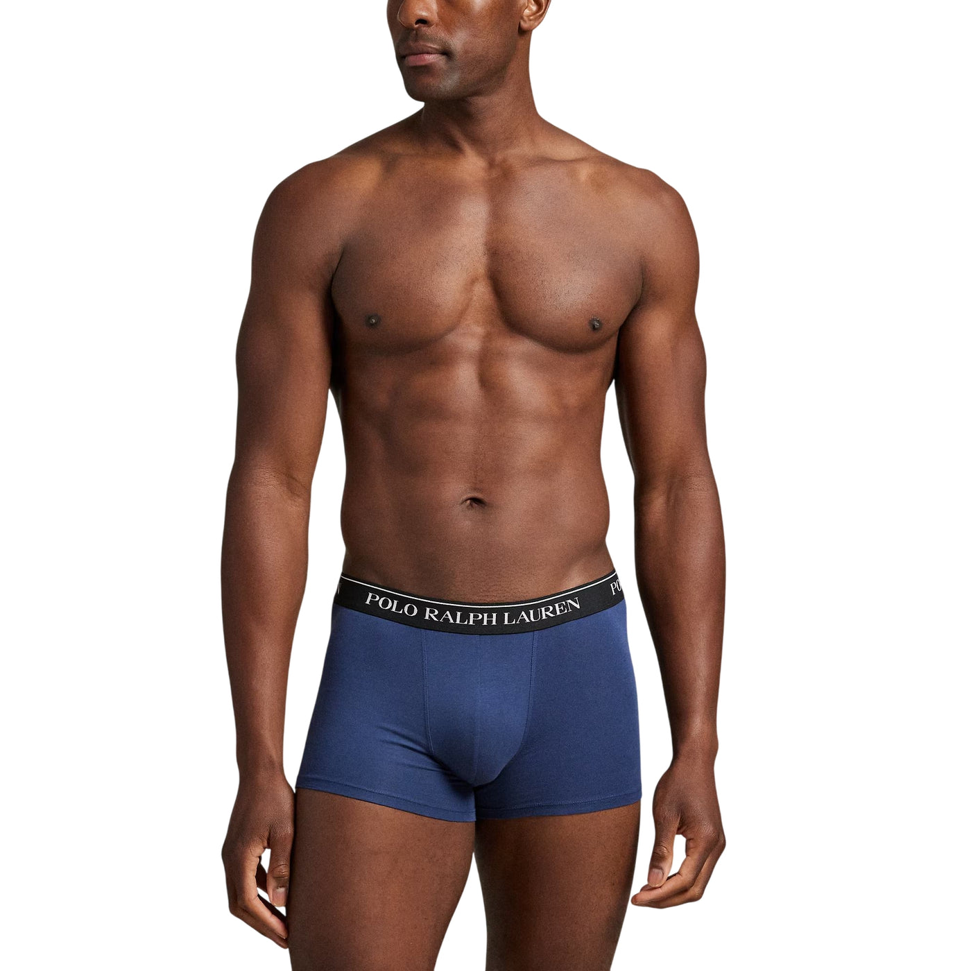 modello con boxer blu