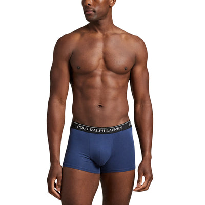 modello con boxer blu