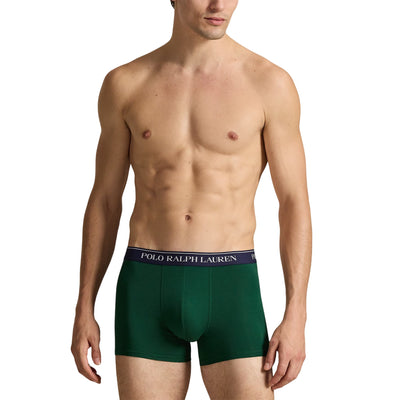 modello con boxer verde