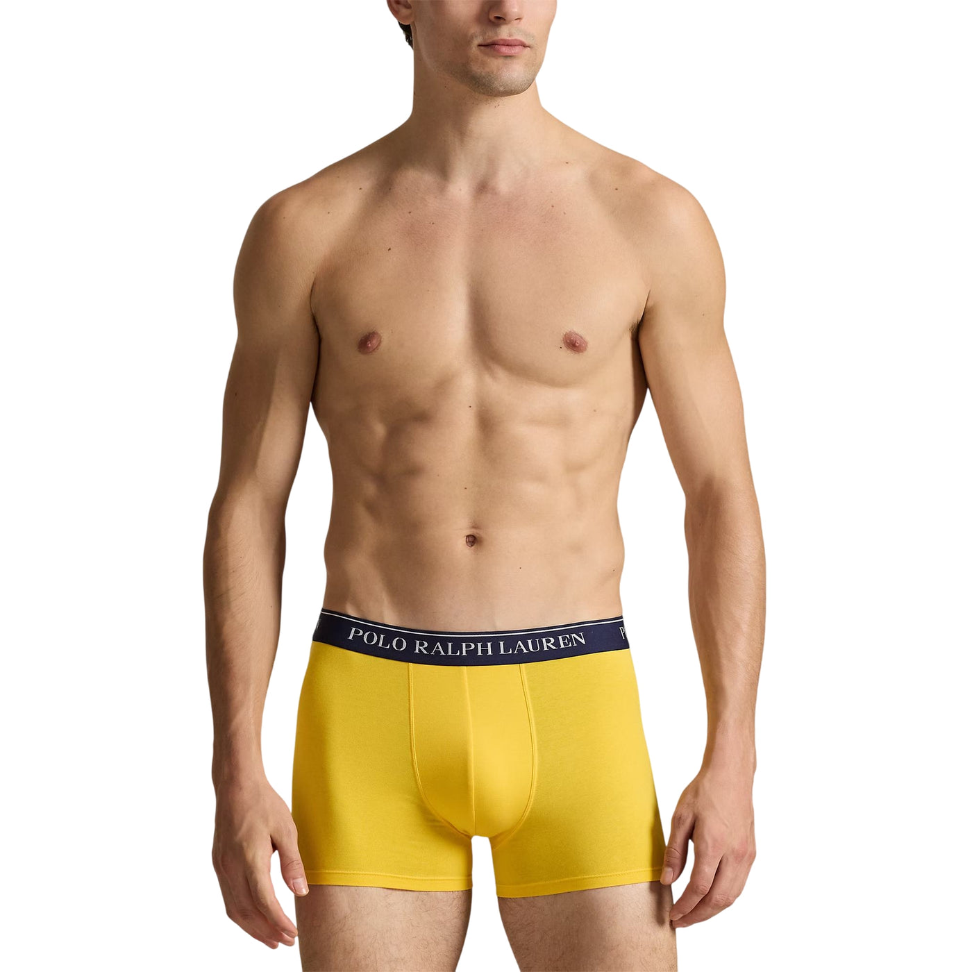 modello con boxer giallo