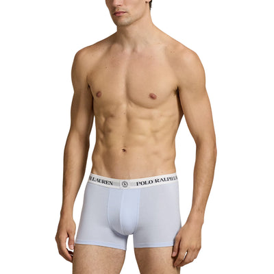 modello con boxer celeste