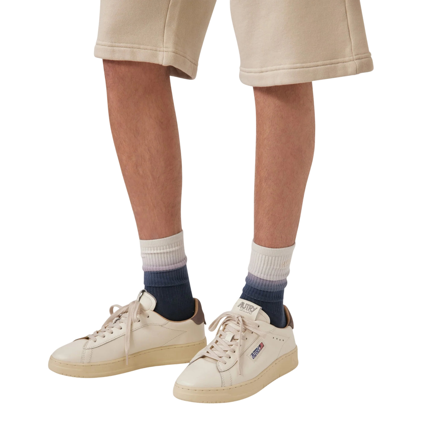 Acquista subito la Sneakers Uomo, in federa in pelle e spugna di cotone, suola di gomma e label cucita, firmata Autry su Old England: vieni a scoprire tutta la collezione sul nostro sito