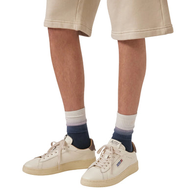 Acquista subito la Sneakers Uomo, in federa in pelle e spugna di cotone, suola di gomma e label cucita, firmata Autry su Old England: vieni a scoprire tutta la collezione sul nostro sito