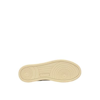 Acquista subito la Sneakers Uomo, in federa in pelle e spugna di cotone, suola di gomma e label cucita, firmata Autry su Old England: vieni a scoprire tutta la collezione sul nostro sito