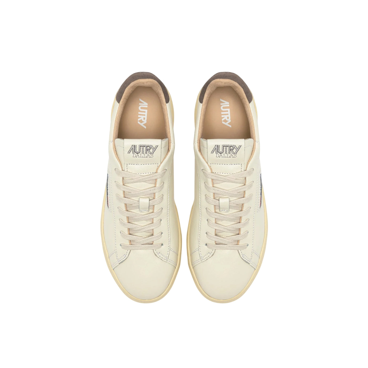 Acquista subito la Sneakers Uomo, in federa in pelle e spugna di cotone, suola di gomma e label cucita, firmata Autry su Old England: vieni a scoprire tutta la collezione sul nostro sito