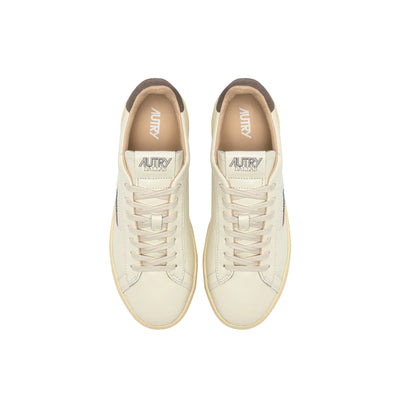 Acquista subito la Sneakers Uomo, in federa in pelle e spugna di cotone, suola di gomma e label cucita, firmata Autry su Old England: vieni a scoprire tutta la collezione sul nostro sito
