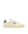 Acquista subito la Sneakers Uomo, in federa in pelle e spugna di cotone, suola di gomma e label cucita, firmata Autry su Old England: vieni a scoprire tutta la collezione sul nostro sito