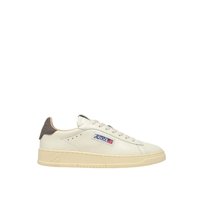 Acquista subito la Sneakers Uomo, in federa in pelle e spugna di cotone, suola di gomma e label cucita, firmata Autry su Old England: vieni a scoprire tutta la collezione sul nostro sito