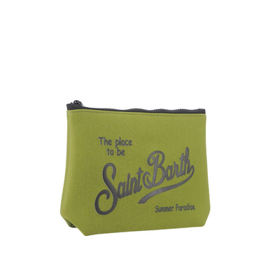 Acquista subito la Pochette Unisex, in morbido tessuto, chiusura con zip, linguetta a mano e logo stampato, firmata Saint Barth su Old England: vieni a scoprire tutta la collezione sul nostro sito.