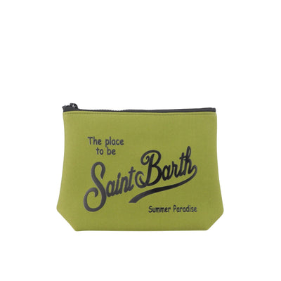 Acquista subito la Pochette Unisex, in morbido tessuto, chiusura con zip, linguetta a mano e logo stampato, firmata Saint Barth su Old England: vieni a scoprire tutta la collezione sul nostro sito.