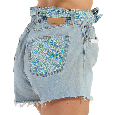 Shorts Donna Arizona in denim con cinta floreale dettaglio tasca ravvicinato 