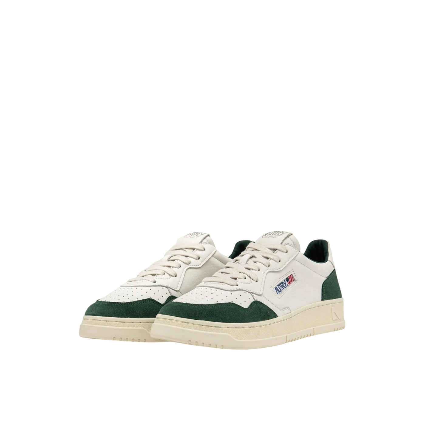 Acquista subito la Sneakers Uomo, con suola in gomma, lacci piatti e punta traforata firmata Autry su Old England: vieni a scoprire tutta la collezione sul nostro sito