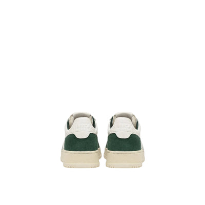 Acquista subito la Sneakers Uomo, con suola in gomma, lacci piatti e punta traforata firmata Autry su Old England: vieni a scoprire tutta la collezione sul nostro sito