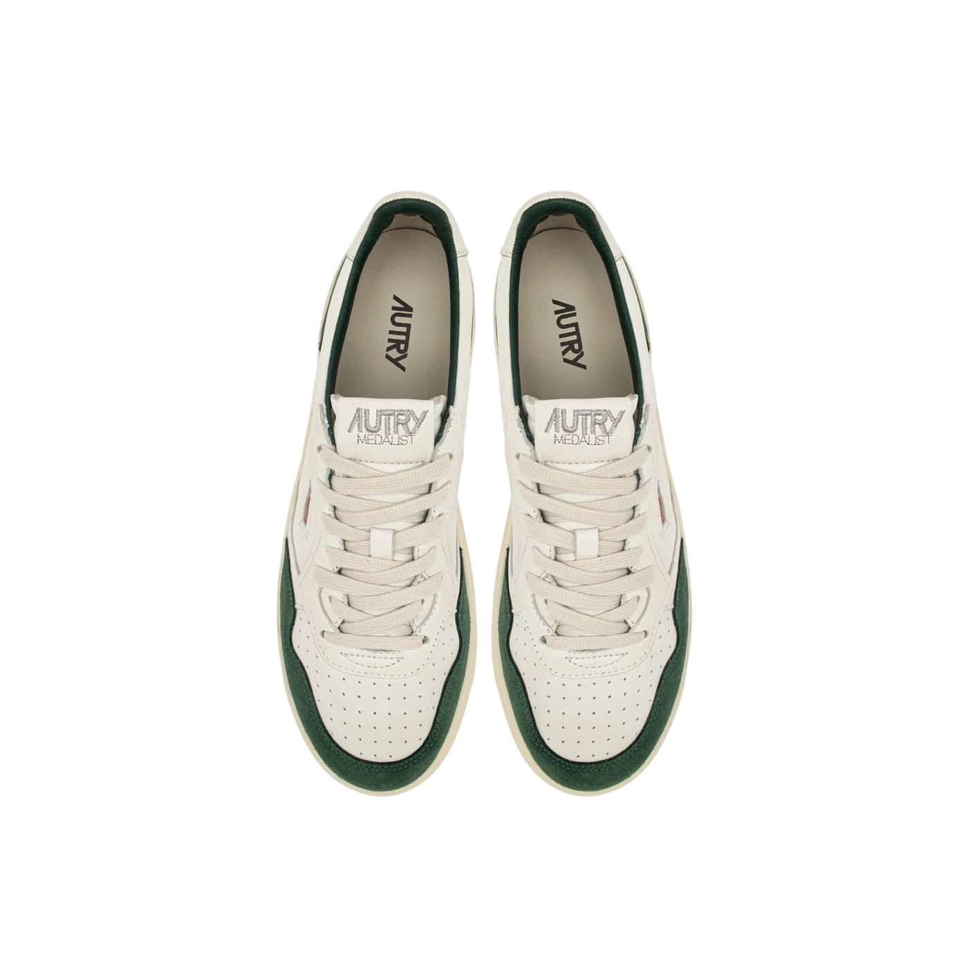 Acquista subito la Sneakers Uomo, con suola in gomma, lacci piatti e punta traforata firmata Autry su Old England: vieni a scoprire tutta la collezione sul nostro sito