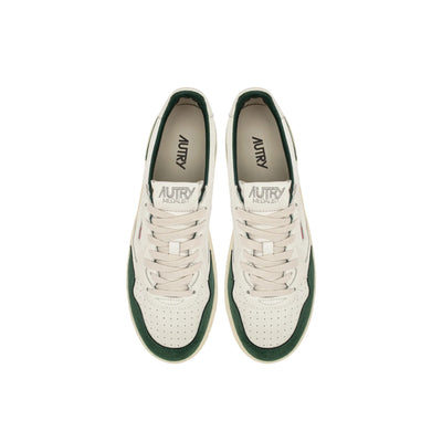 Acquista subito la Sneakers Uomo, con suola in gomma, lacci piatti e punta traforata firmata Autry su Old England: vieni a scoprire tutta la collezione sul nostro sito