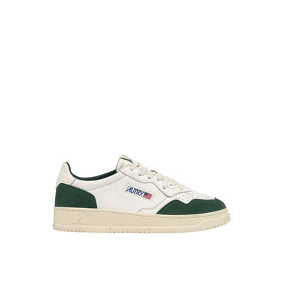 Acquista subito la Sneakers Uomo, con suola in gomma, lacci piatti e punta traforata firmata Autry su Old England: vieni a scoprire tutta la collezione sul nostro sito