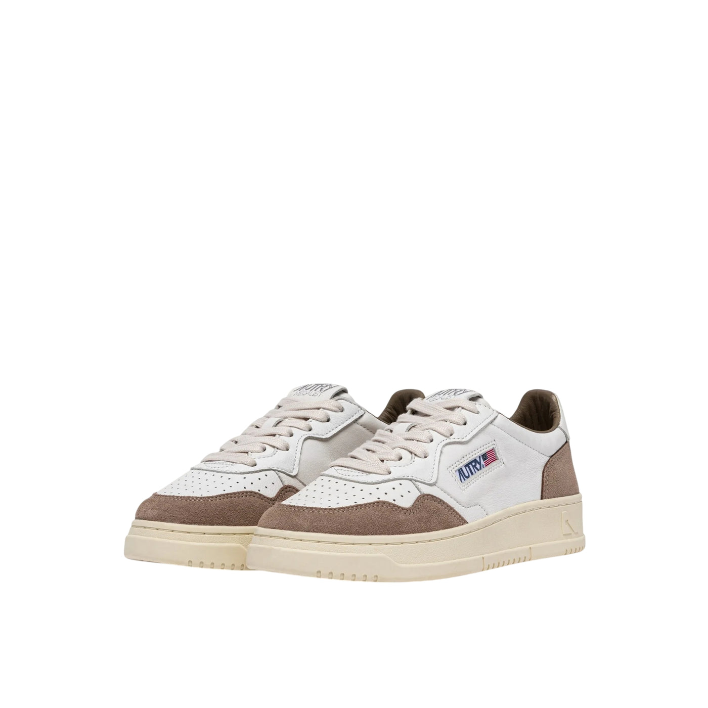 Acquista subito la Sneakers Uomo, con suola in gomma, punta traforata, e lacci piatti in cotone, firmata Autry su Old England: vieni a scoprire tutta la collezione sul nostro sito 