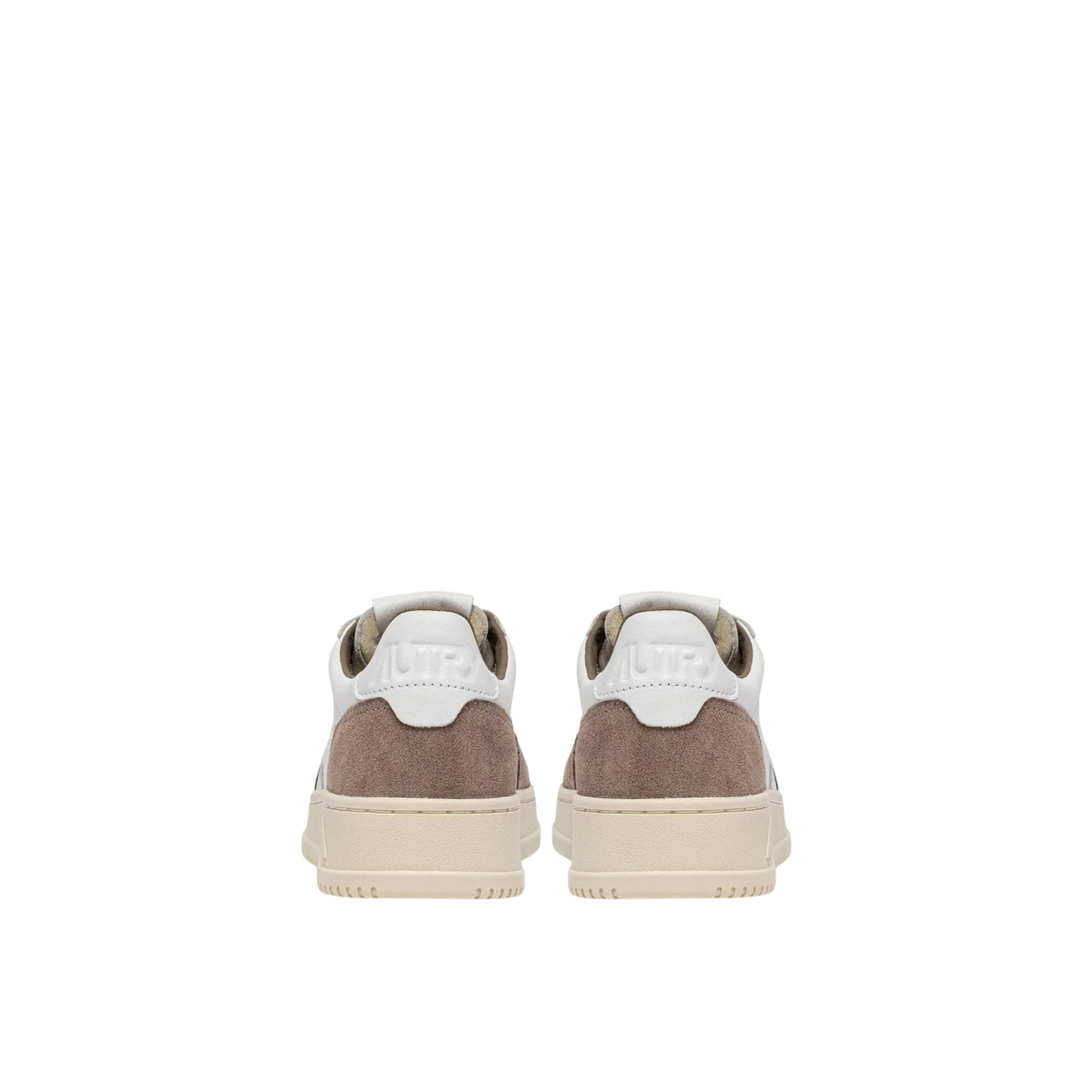 Acquista subito la Sneakers Uomo, con suola in gomma, punta traforata, e lacci piatti in cotone, firmata Autry su Old England: vieni a scoprire tutta la collezione sul nostro sito 