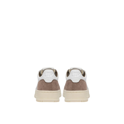 Acquista subito la Sneakers Uomo, con suola in gomma, punta traforata, e lacci piatti in cotone, firmata Autry su Old England: vieni a scoprire tutta la collezione sul nostro sito 