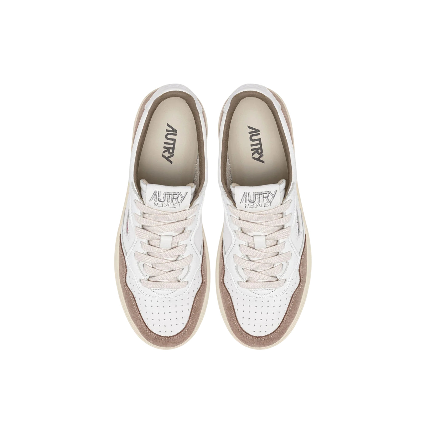 Acquista subito la Sneakers Uomo, con suola in gomma, punta traforata, e lacci piatti in cotone, firmata Autry su Old England: vieni a scoprire tutta la collezione sul nostro sito 