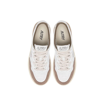 Acquista subito la Sneakers Uomo, con suola in gomma, punta traforata, e lacci piatti in cotone, firmata Autry su Old England: vieni a scoprire tutta la collezione sul nostro sito 