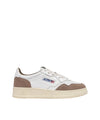 Acquista subito la Sneakers Uomo, con suola in gomma, punta traforata, e lacci piatti in cotone, firmata Autry su Old England: vieni a scoprire tutta la collezione sul nostro sito 