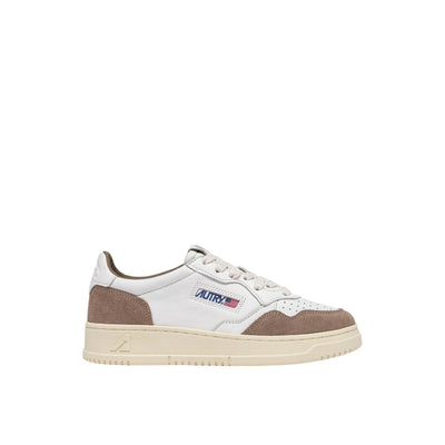 Acquista subito la Sneakers Uomo, con suola in gomma, punta traforata, e lacci piatti in cotone, firmata Autry su Old England: vieni a scoprire tutta la collezione sul nostro sito 