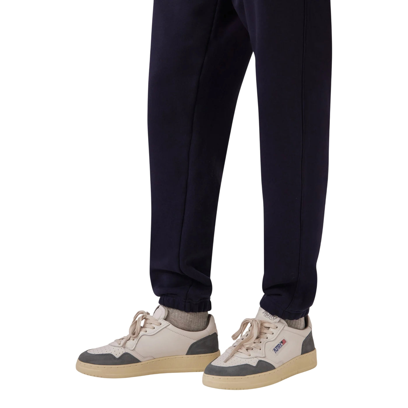 Acquista subito la Sneakers Uomo, con suola di gomma, lacci piatti di cotone e punta traforata, firmata Autry su Old England: vieni a scoprire tutta la collezione sul nostro sito. 