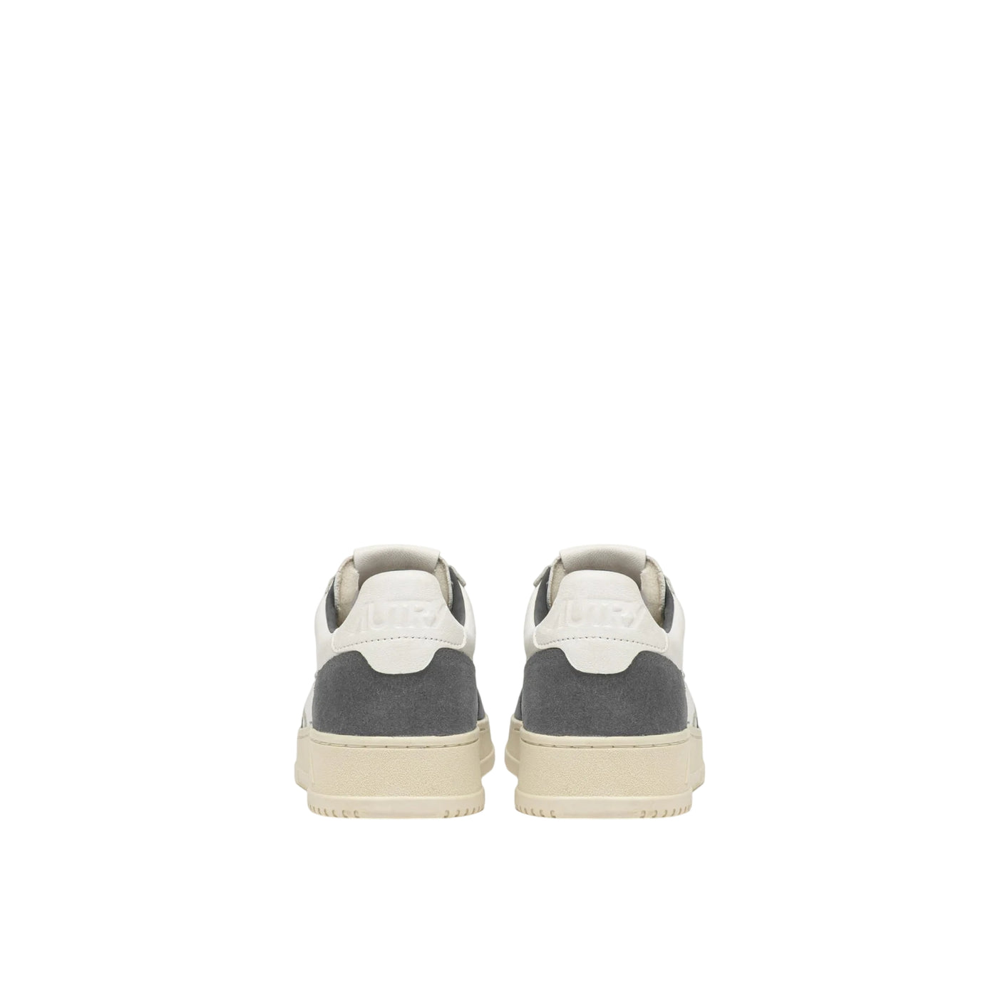 Acquista subito la Sneakers Uomo, con suola di gomma, lacci piatti di cotone e punta traforata, firmata Autry su Old England: vieni a scoprire tutta la collezione sul nostro sito. 
