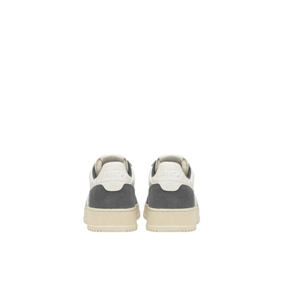 Acquista subito la Sneakers Uomo, con suola di gomma, lacci piatti di cotone e punta traforata, firmata Autry su Old England: vieni a scoprire tutta la collezione sul nostro sito. 