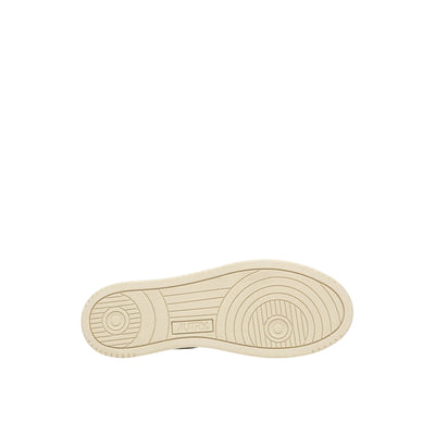 Acquista subito la Sneakers Uomo, con suola di gomma, lacci piatti di cotone e punta traforata, firmata Autry su Old England: vieni a scoprire tutta la collezione sul nostro sito. 