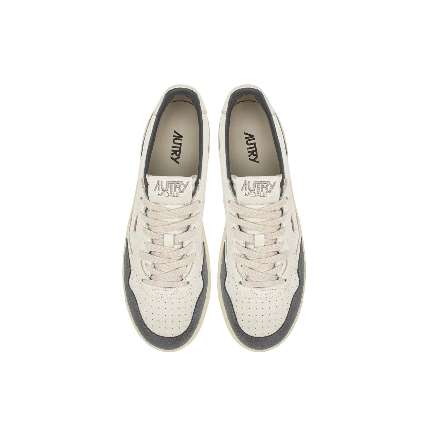 Acquista subito la Sneakers Uomo, con suola di gomma, lacci piatti di cotone e punta traforata, firmata Autry su Old England: vieni a scoprire tutta la collezione sul nostro sito. 