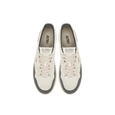 Acquista subito la Sneakers Uomo, con suola di gomma, lacci piatti di cotone e punta traforata, firmata Autry su Old England: vieni a scoprire tutta la collezione sul nostro sito. 