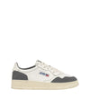 Acquista subito la Sneakers Uomo, con suola di gomma, lacci piatti di cotone e punta traforata, firmata Autry su Old England: vieni a scoprire tutta la collezione sul nostro sito. 