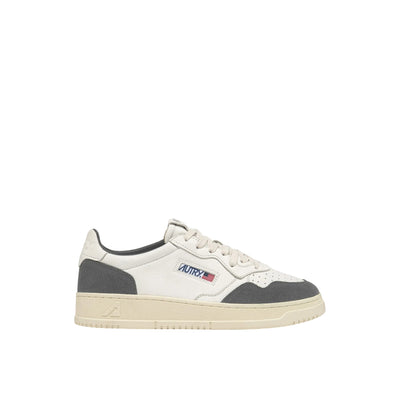 Acquista subito la Sneakers Uomo, con suola di gomma, lacci piatti di cotone e punta traforata, firmata Autry su Old England: vieni a scoprire tutta la collezione sul nostro sito. 
