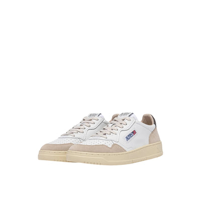 Acquista subito le Sneakers Uomo, in pelle, punta tonda traforata e suola in gomma firmate Autry su Old England: vieni a scoprire tutta la collezione sul nostro sito